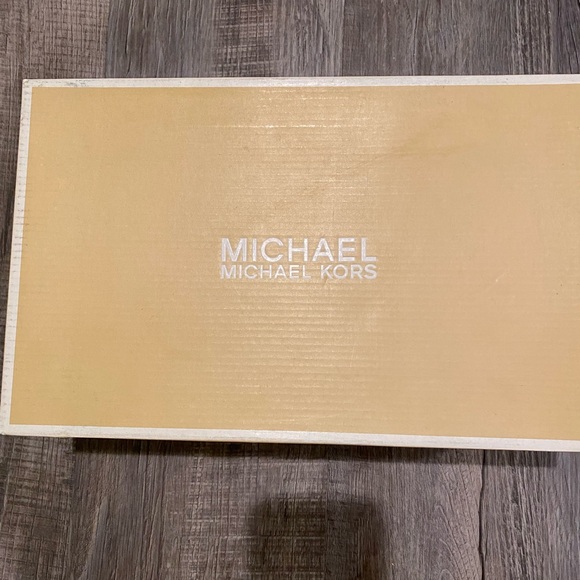 MK Shoes - Picture 9 of 10